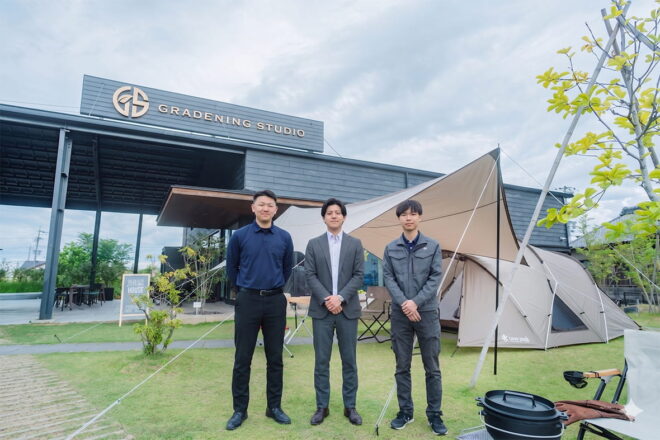 新入社員3人の集合写真